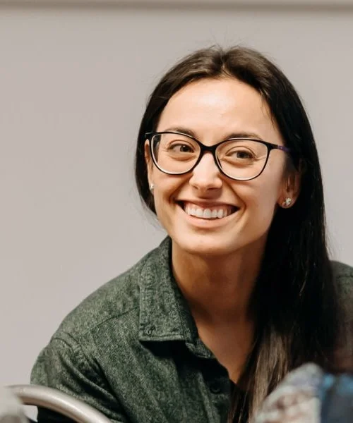 Markéta Willis se usmívá při rozhovoru na workshopu